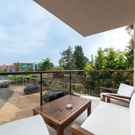 с чадъри и шезлонги на плажа - свети никола каваците Aparthotel Sozopol