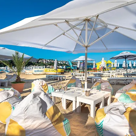 公寓式酒店 с чадъри и шезлонги на плажа - свети никола каваците *