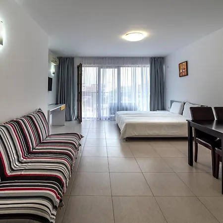 с чадъри и шезлонги на плажа - свети никола каваците 索佐波尔