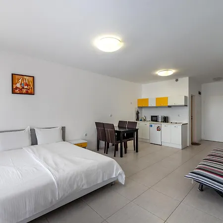 с чадъри и шезлонги на плажа - свети никола каваците * 索佐波尔