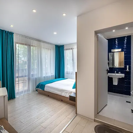 Aparthotel с чадъри и шезлонги на плажа - свети никола каваците Sozopol