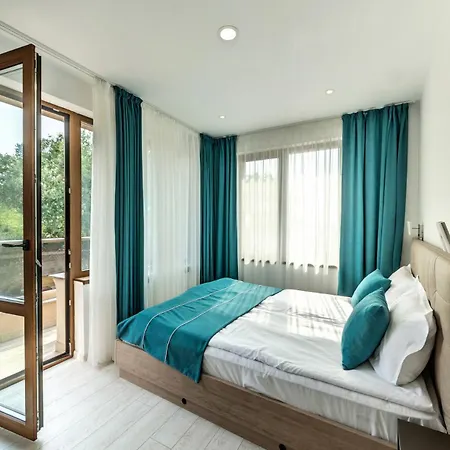 с чадъри и шезлонги на плажа - свети никола каваците * 索佐波尔