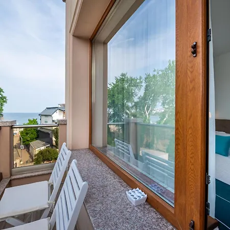 с чадъри и шезлонги на плажа - свети никола каваците Aparthotel Sozopol