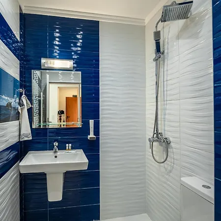 с чадъри и шезлонги на плажа - свети никола каваците 索佐波尔