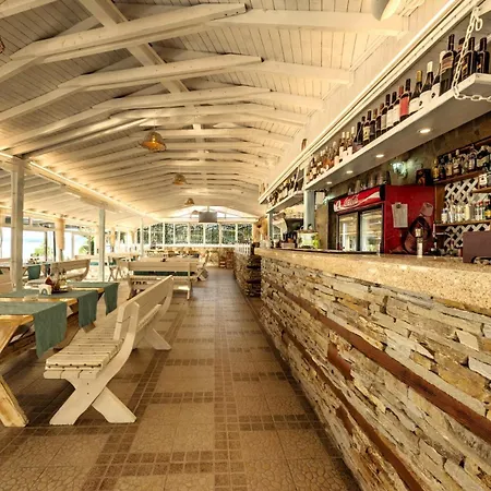 公寓式酒店 с чадъри и шезлонги на плажа - свети никола каваците