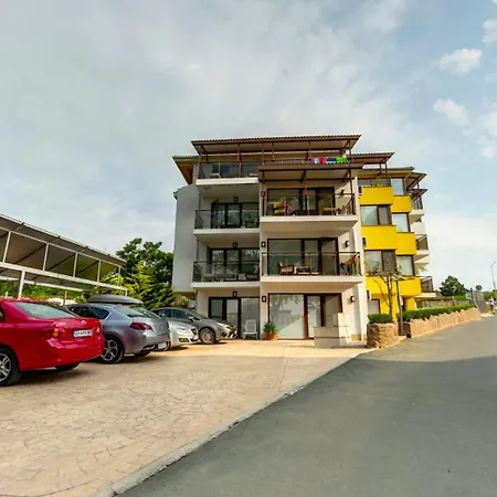 Hotel de apartamente с чадъри и шезлонги на плажа - свети никола каваците *