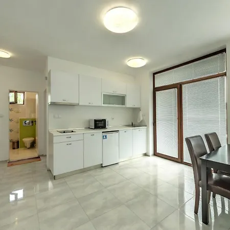Hotel de apartamente с чадъри и шезлонги на плажа - свети никола каваците *