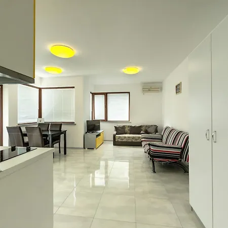 Hotel de apartamente с чадъри и шезлонги на плажа - свети никола каваците