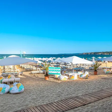 с чадъри и шезлонги на плажа - свети никола каваците شقة فندقية *