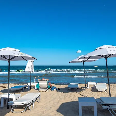 с чадъри и шезлонги на плажа - свети никола каваците *