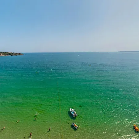 с чадъри и шезлонги на плажа - свети никола каваците Апартхотел Созопол