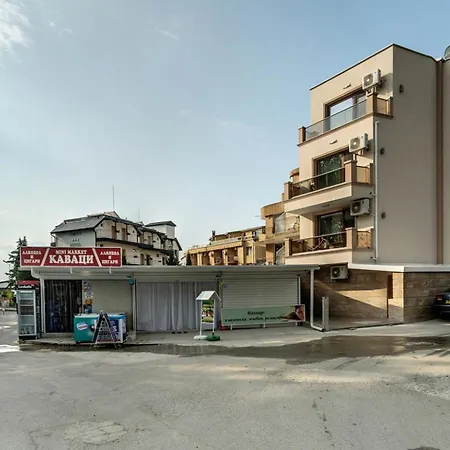 Hotel de apartamente с чадъри и шезлонги на плажа - свети никола каваците