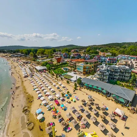 Hotel de apartamente с чадъри и шезлонги на плажа - свети никола каваците *