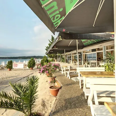 с чадъри и шезлонги на плажа - свети никола каваците سوزوبول