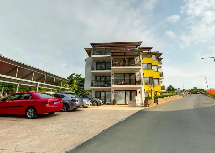 Aparthotel с чадъри и шезлонги на плажа - свети никола каваците *