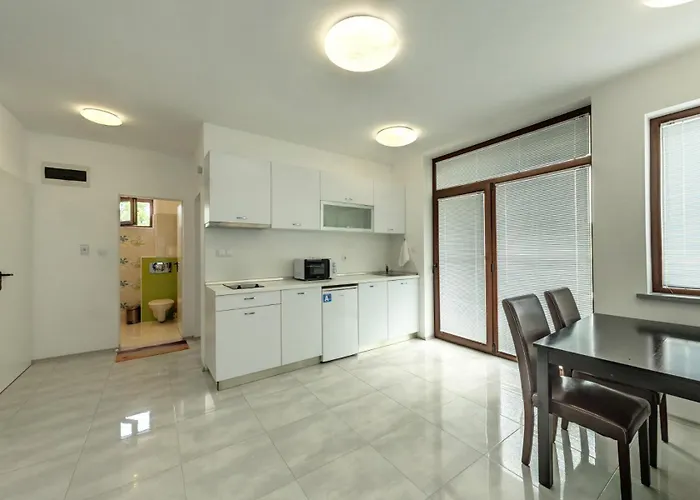 Aparthotel с чадъри и шезлонги на плажа - свети никола каваците *