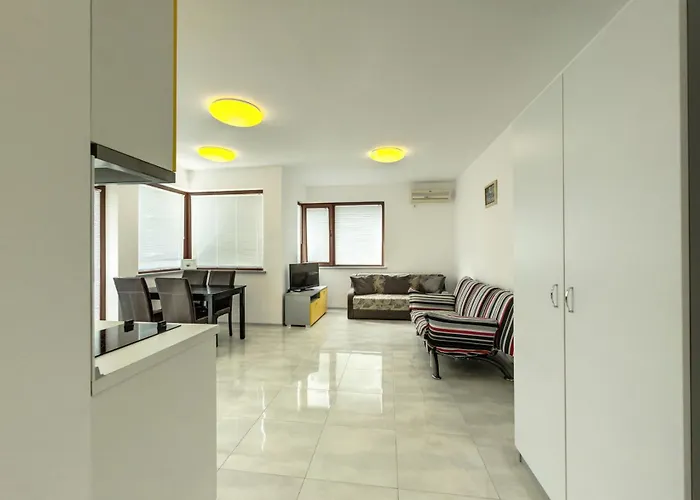 Aparthotel с чадъри и шезлонги на плажа - свети никола каваците