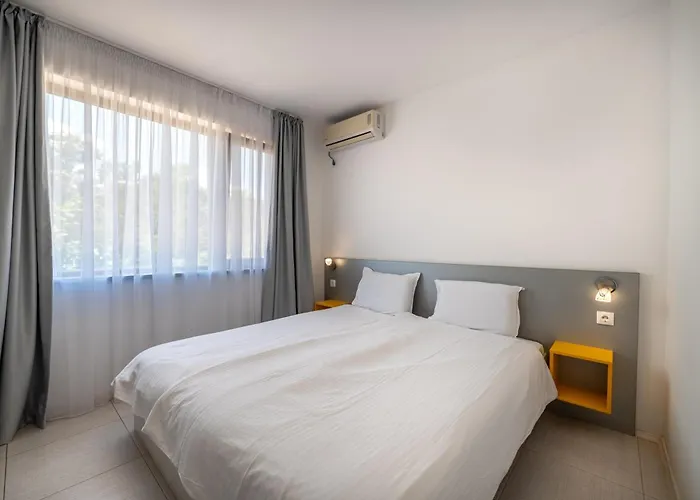 с чадъри и шезлонги на плажа - свети никола каваците