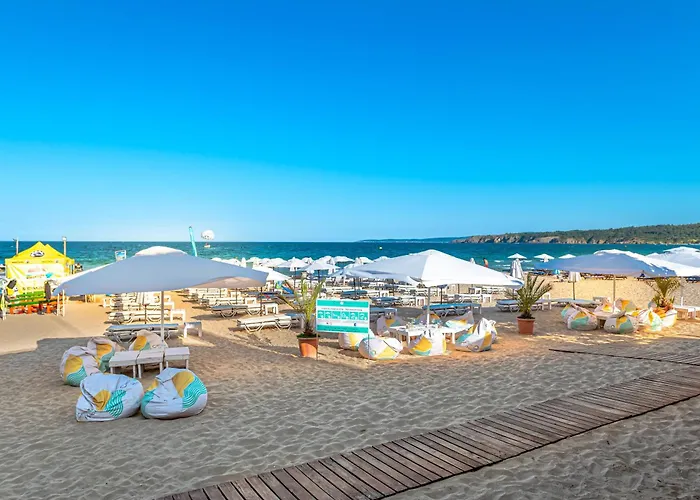 с чадъри и шезлонги на плажа - свети никола каваците Aparthotel *
