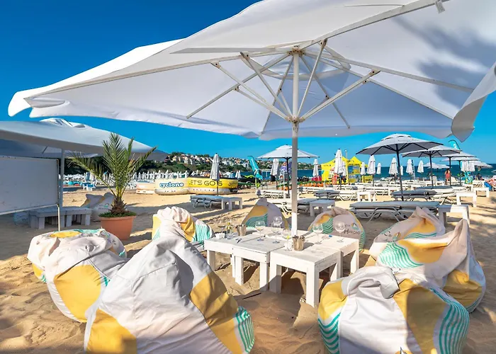 Aparthotel с чадъри и шезлонги на плажа - свети никола каваците *