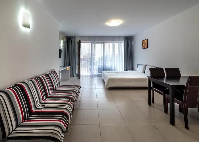 с чадъри и шезлонги на плажа - свети никола каваците Sozopol