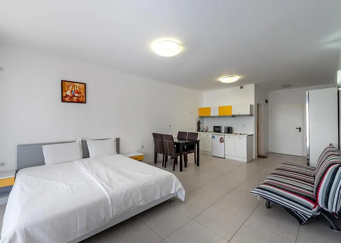 с чадъри и шезлонги на плажа - свети никола каваците * Sozopol