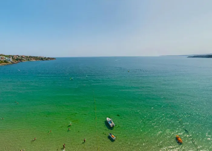 с чадъри и шезлонги на плажа - свети никола каваците Aparthotel Sozopol