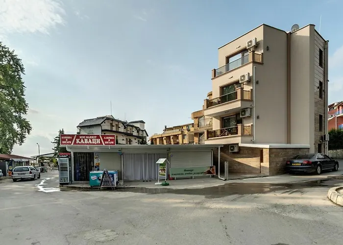 Aparthotel с чадъри и шезлонги на плажа - свети никола каваците