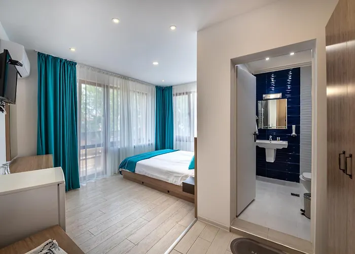 Aparthotel с чадъри и шезлонги на плажа - свети никола каваците Sozopol