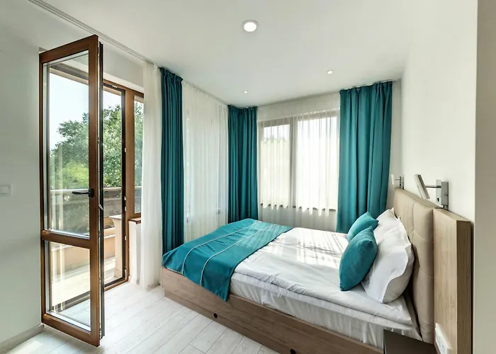 с чадъри и шезлонги на плажа - свети никола каваците * Sozopol