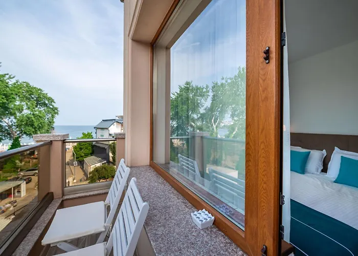 с чадъри и шезлонги на плажа - свети никола каваците Aparthotel Sozopol