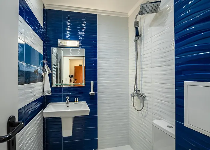 с чадъри и шезлонги на плажа - свети никола каваците Sozopol