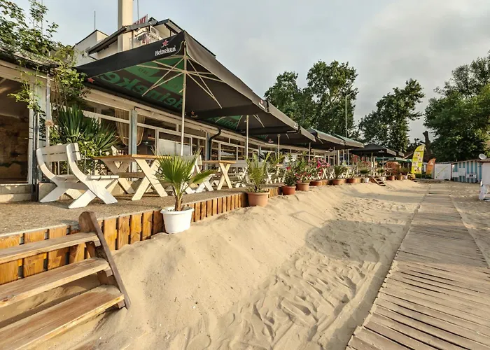 Aparthotel с чадъри и шезлонги на плажа - свети никола каваците *