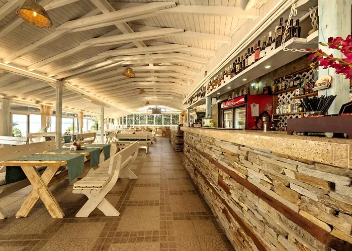 Aparthotel с чадъри и шезлонги на плажа - свети никола каваците