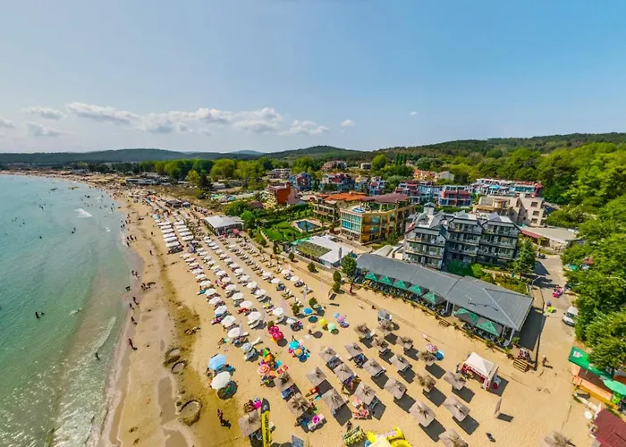 Aparthotel с чадъри и шезлонги на плажа - свети никола каваците *