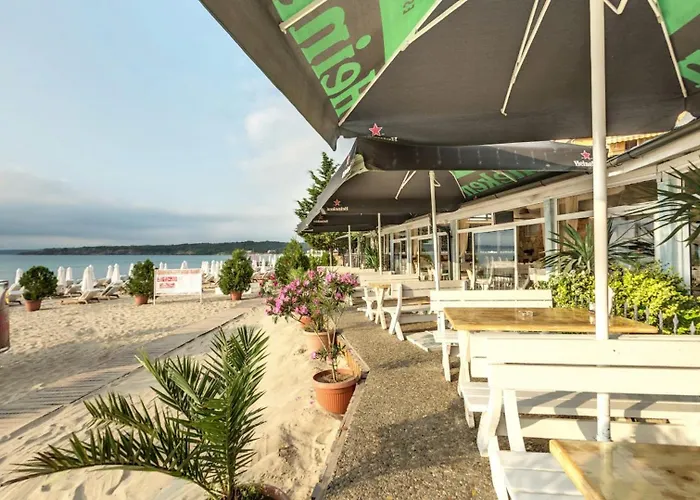 с чадъри и шезлонги на плажа - свети никола каваците Sozopol